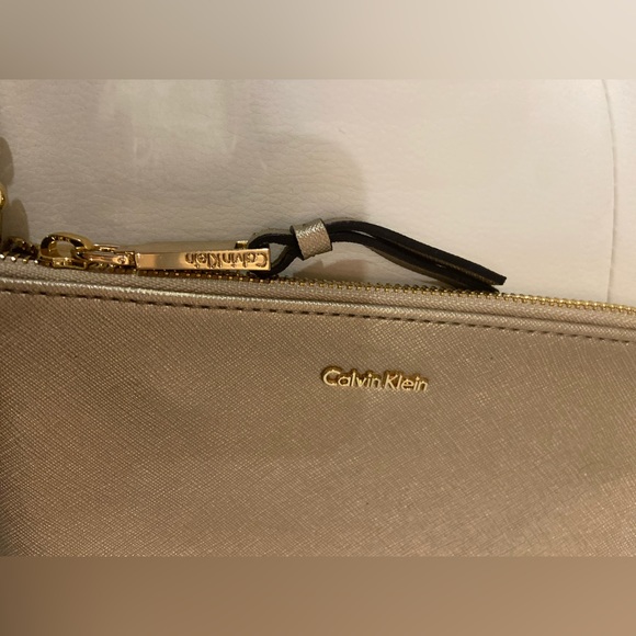 Calvin Klein gold shimmer cross body bag gold accents zipper closure - Picture 7 of 7